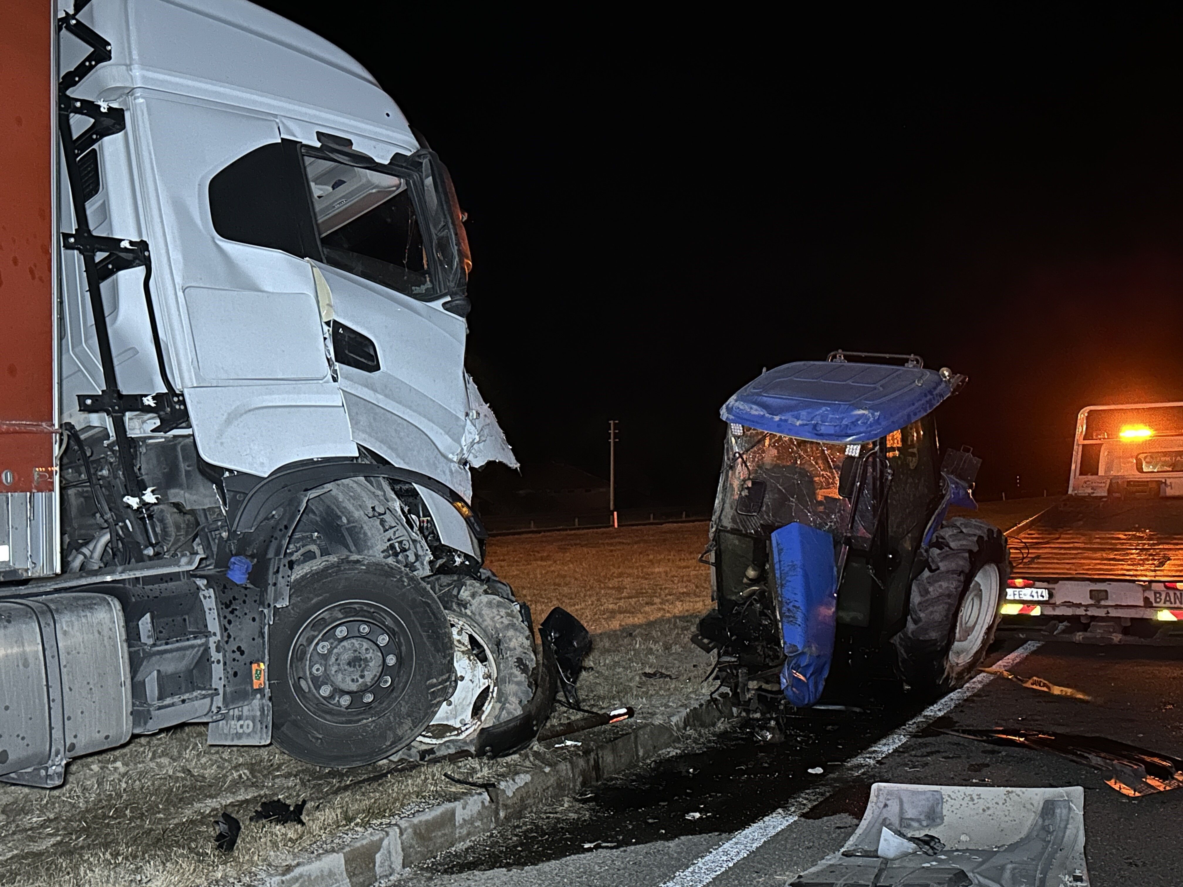 Tır Ile Çarpışan Traktör Iki Parçaya Ayrıldı (4)