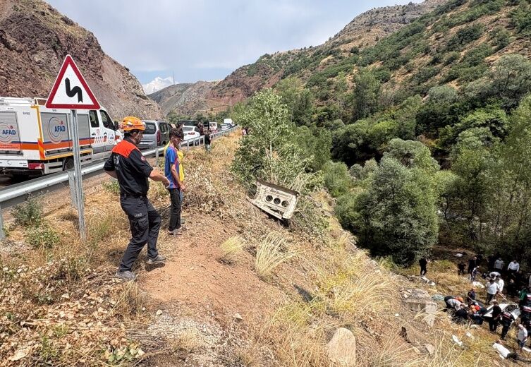 Yolcu Minibüs Şarampole Uçtu! 4 Ölü, 10 Yaralı-1