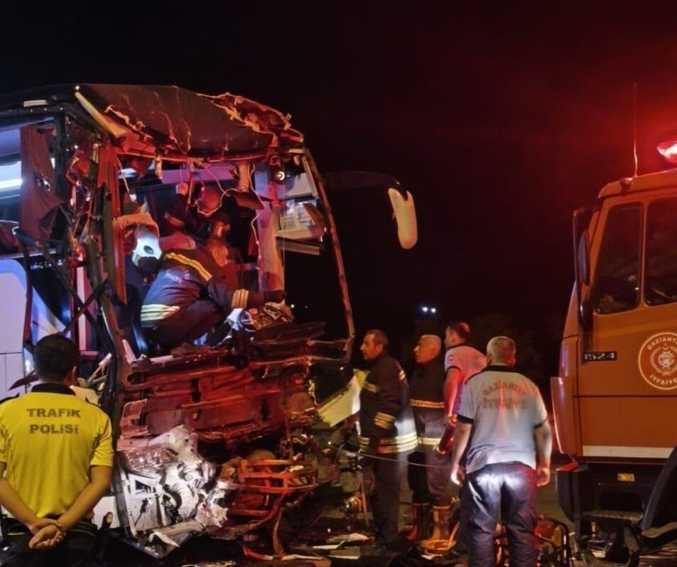 Yolcu Otobüsü Tırla Çarpıştı 2 Ölü, 22 Yaralı (2)