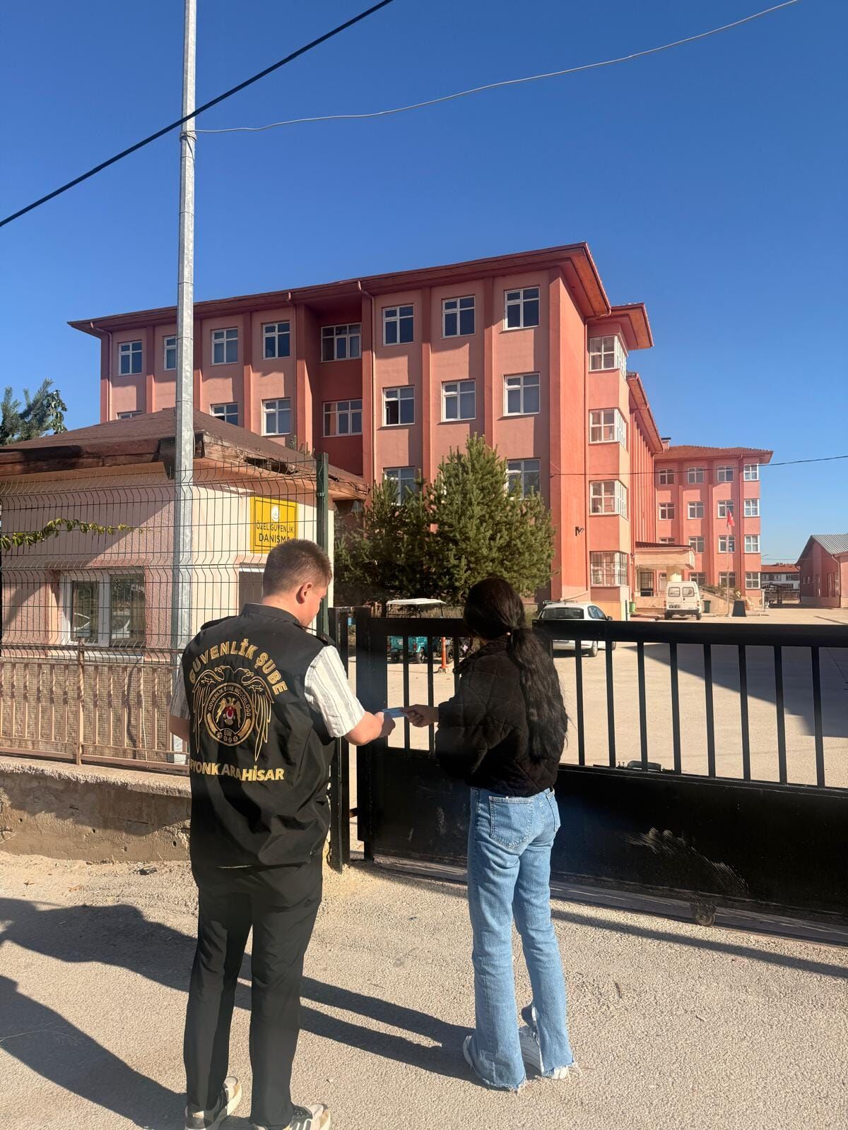 Afyon Emniyeti'nden Okul Çevrelerinde Sıkı Denetim (1)