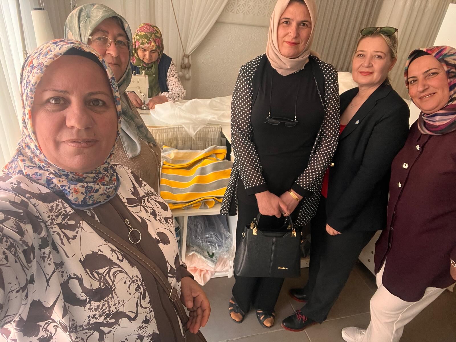 Afyon İyi̇ Parti Kadın Teşkilatı Çay’da Sahaya Indi (1)