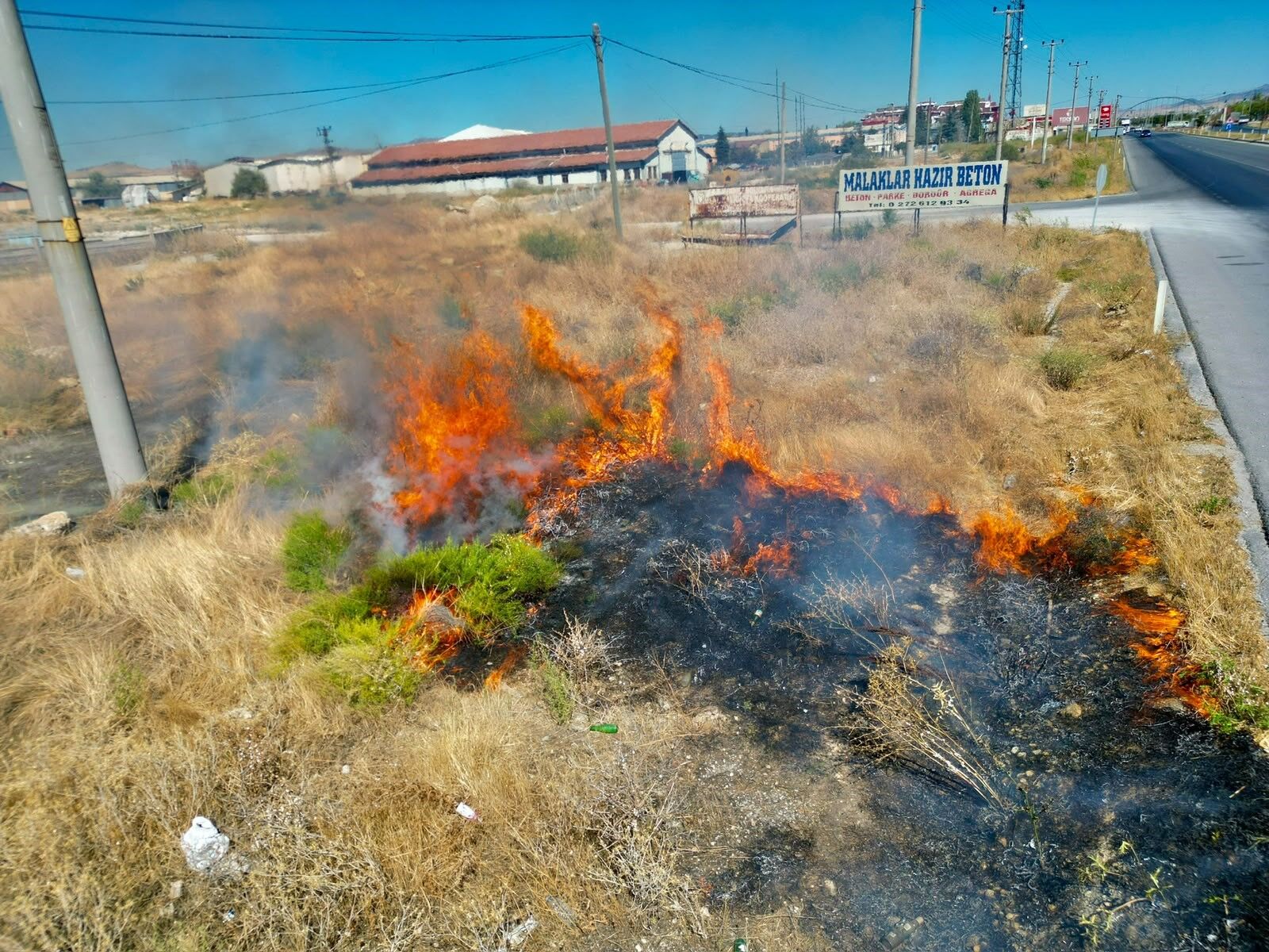 Afyon'da Anız Yangını Trafiği Olumsuz Etkiledi (1)