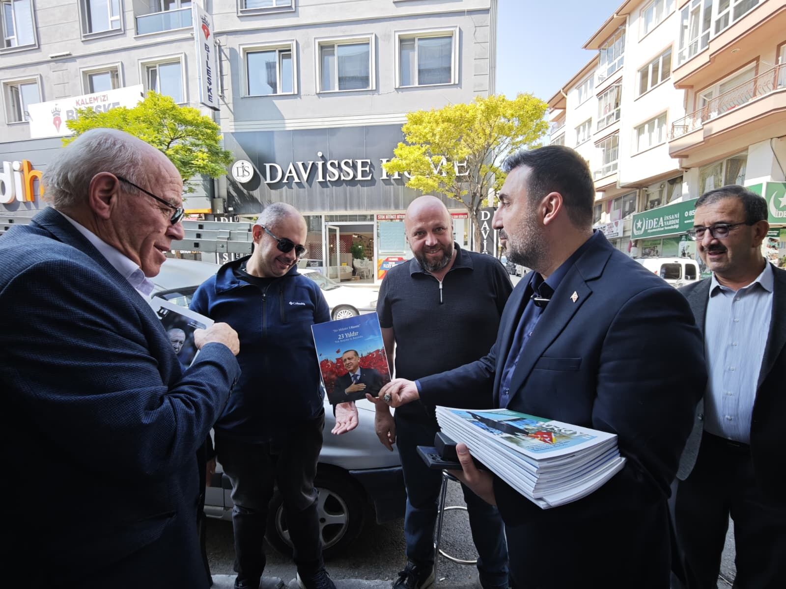 Başkan Kavak sahaya indi AK Bülten esnafa ulaştırıldı