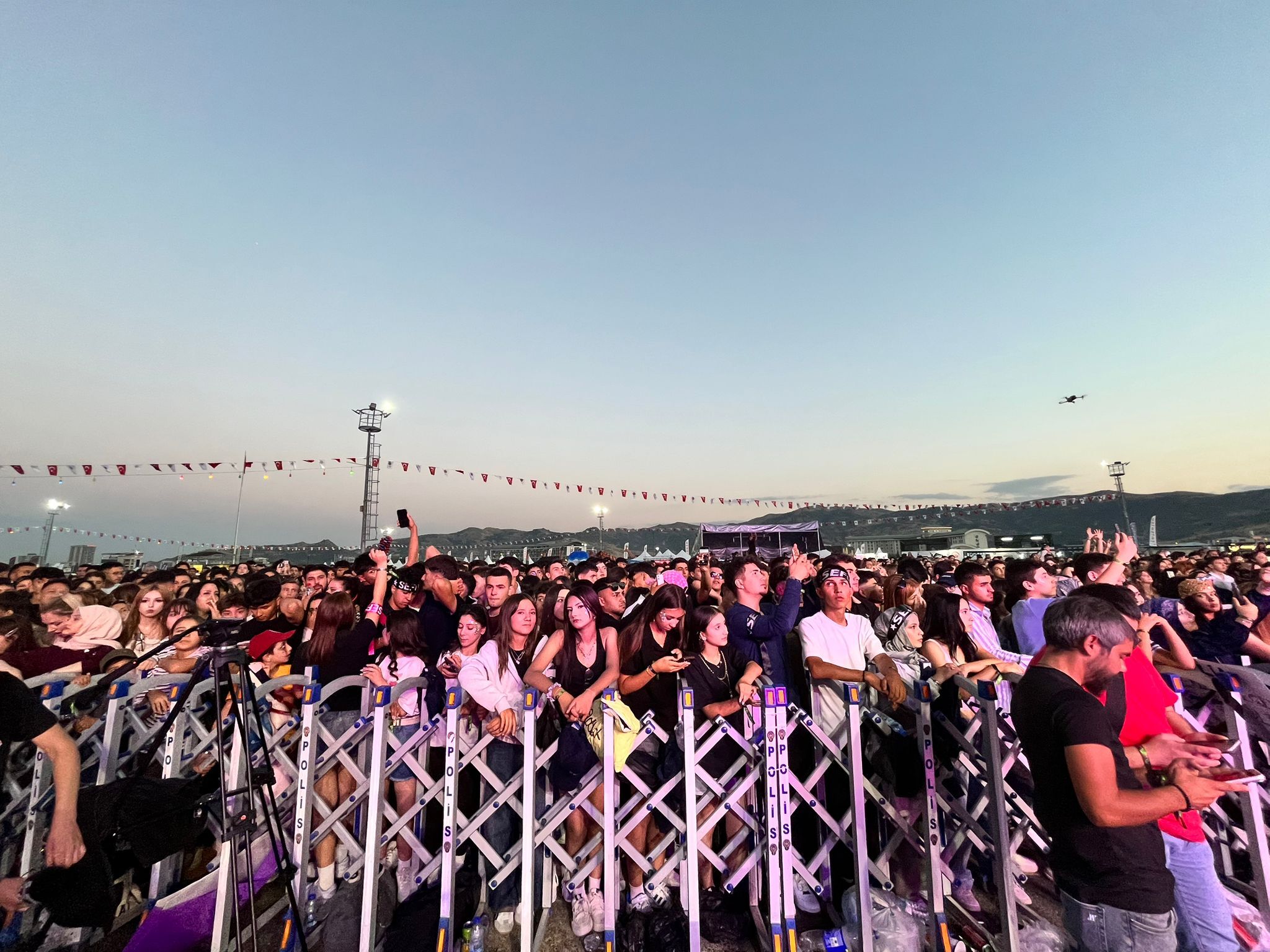 Ng Afyon Motofest'te Sefo Sevi̇len Şarkilarini Seslendi̇rdi̇ (5)