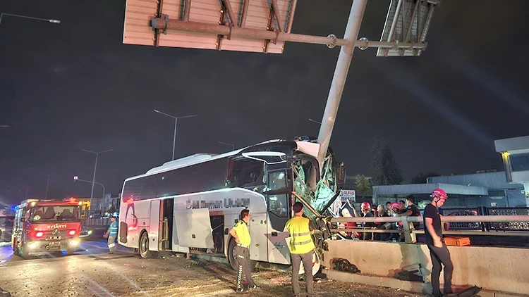 Yolcu Otobüsü Alt Geçide Çarptı 11 Yaralı (2)