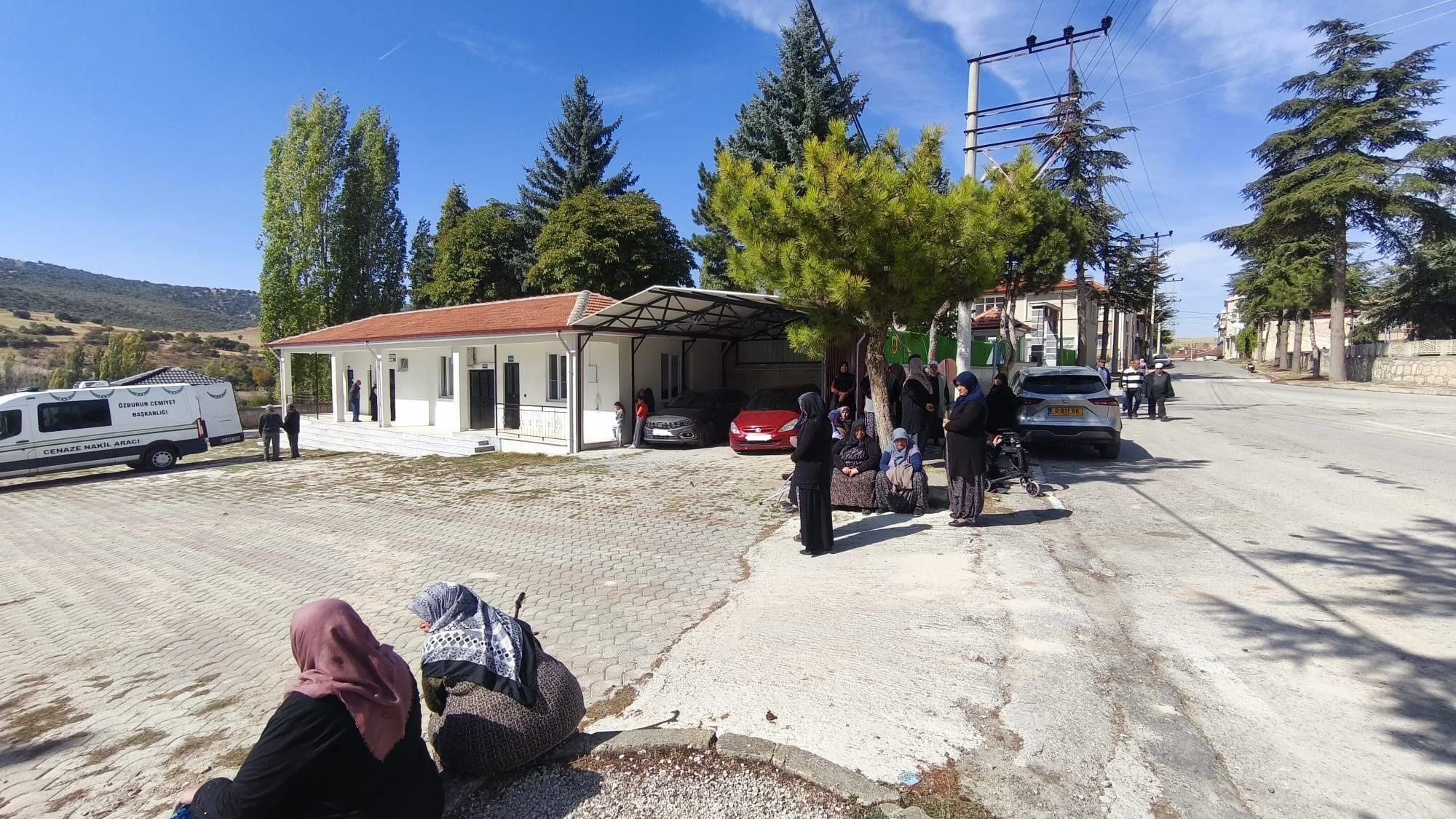 AFYON’DA CENAZE ALANINDA PES DEDİRTEN GÖRÜNTÜ!.jpg