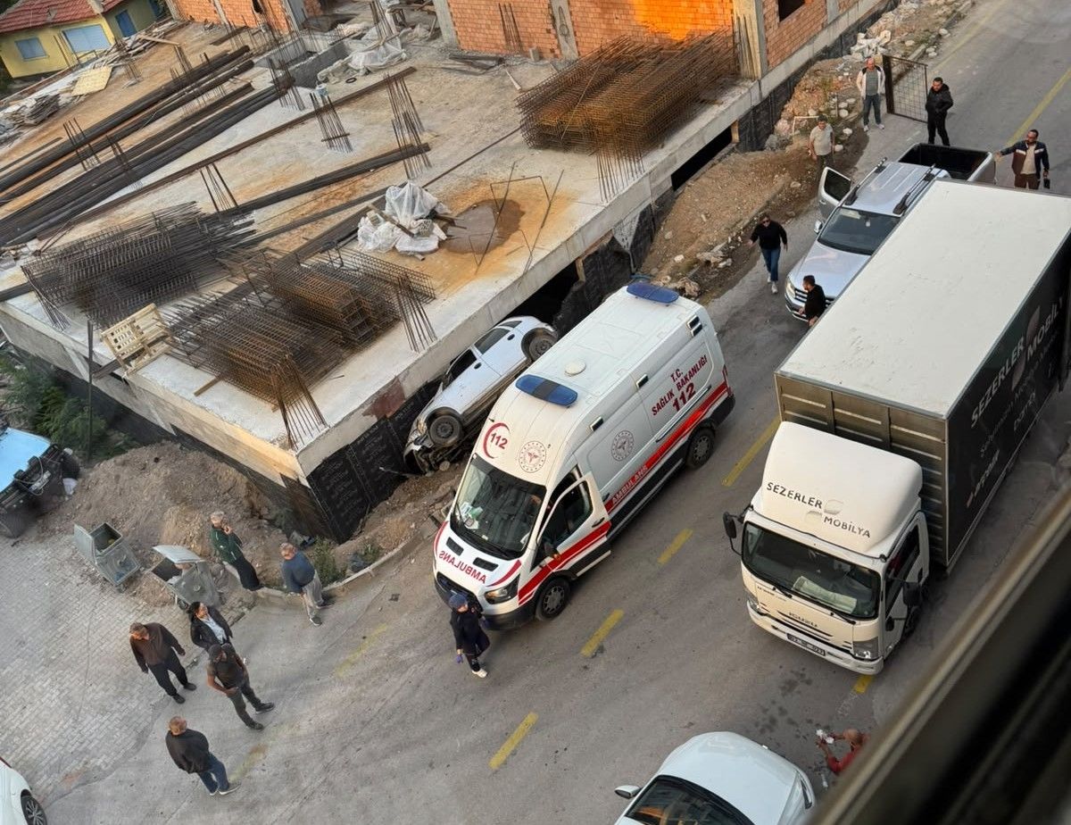 Afyon’da otomobil inşaat temelinde sıkıştı.jpg