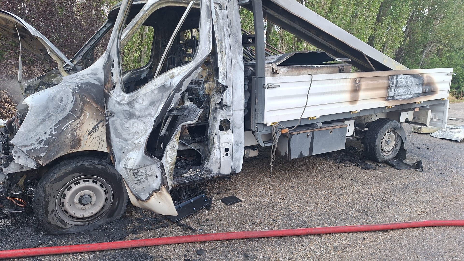 Afyon’da Seyir Halindeki Araç Alevlere Teslim Oldu! (2)