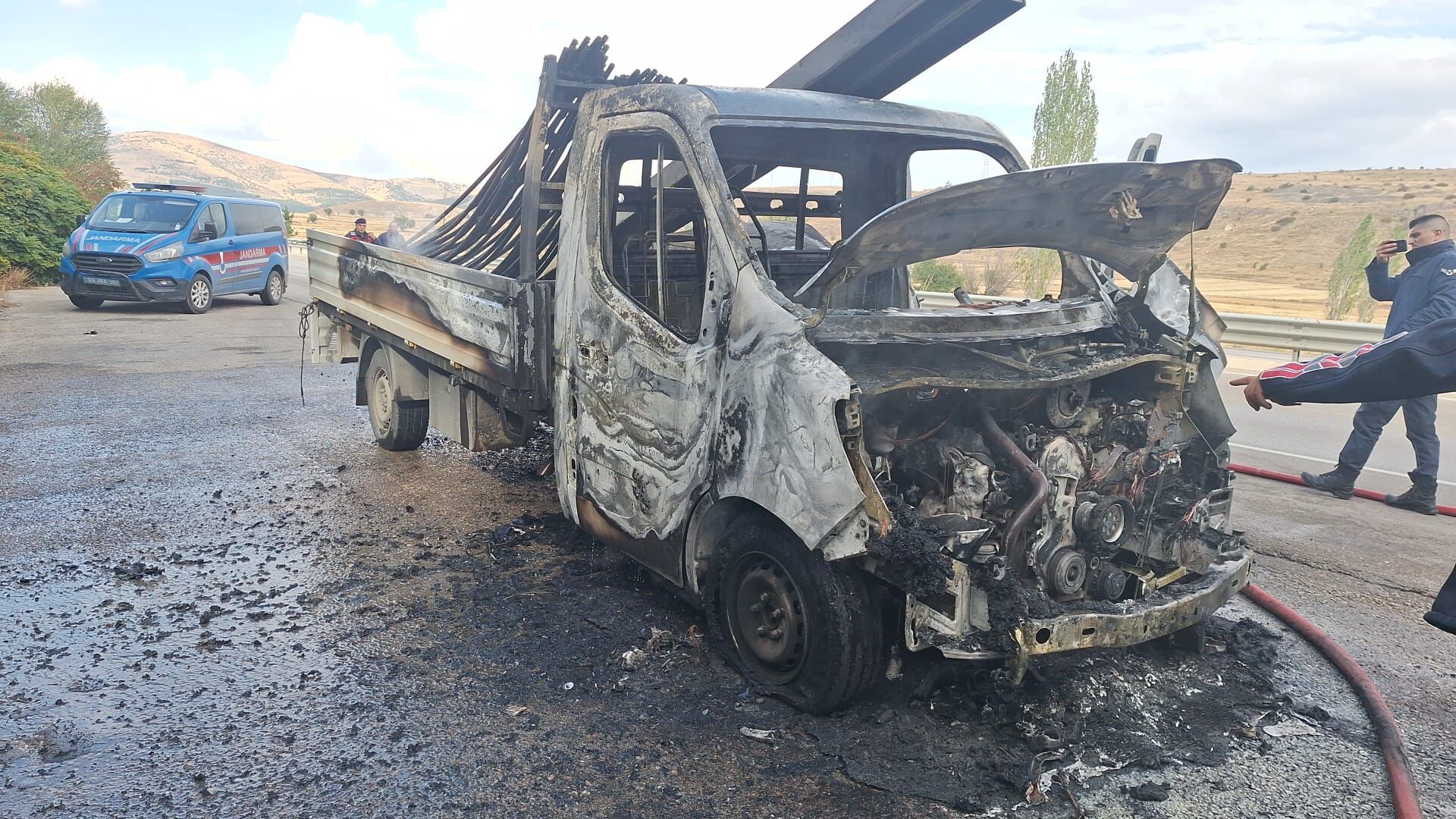 Afyon’da Seyir Halindeki Araç Alevlere Teslim Oldu! (3)