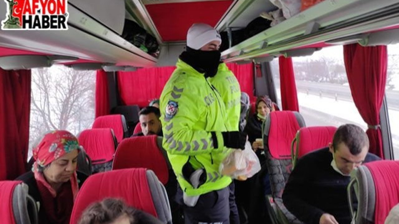 Afyon'da polisten arıza yapan otobüsteki yolculara çorba ikramı