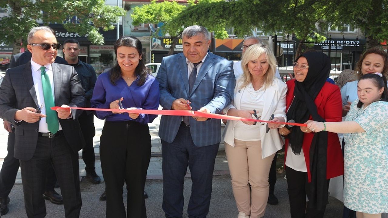 Afyonkarahisar’da özel yüreklerden anlamlı sergi