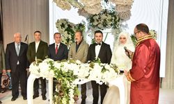 Hüseyin Menteş, Afyon'da düğünde nikah şahitliği yaptı.