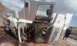 Hafriyat kamyonu devrildi, 1 yaralı