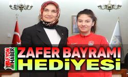 Meryem Betül Çavdar'ın Zafer Bayramı hediyesi