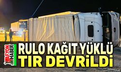 Afyon'da rulo kağıt yüklü tır devrildi