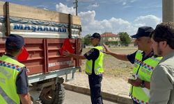 Jandarma, traktör sürücülerine reflektör dağıttı