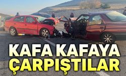 İki otomobil kafa kafaya çarpıştı