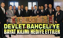 Devlet Bahçeli'ye Bayat Kilimi hediye ettiler