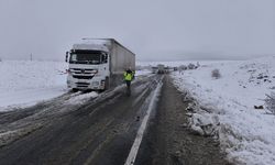 Yoğun kar nedeniyle kapalnan yollar açılıyor