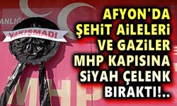 Afyon'da şehit aileleri MHP'ye siyah çelenk bıraktı