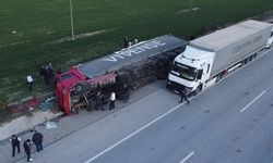 Mandalina yüklü tır devrildi, 2 kişi yaralandı