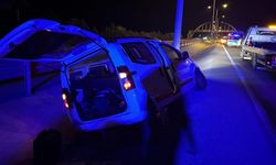 Refüje giren hafif ticari araçta 2 kişi yaralandı