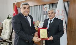 Miraç Sünnetci’den emekli eğitimciye anlamlı plaket