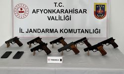 Ruhsatsız silahları satamadan jandarmaya yakalandı
