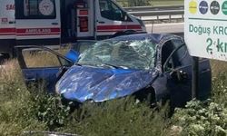 Takla atan otomobilde 2 kişi yaralandı