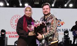 Ekin Uzunlar, Ayazini'de sahne aldı