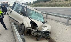 Refüje giren hafif ticari araçta 3 kişi yaralandı