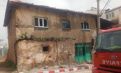 Afyon'da kerpiç ev yandı