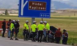 Yön tabelasına çarpan otomobil sürücüsü yaralandı