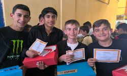 Şuhut’ta takdirlik öğrencilere ayakkabı sürprizi
