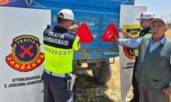 Traktör sürücülerine eğitim verildi, reflektör dağıtıldı