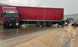 Sandıklı'da otomobile çarpan tır sürücüsü yaralandı
