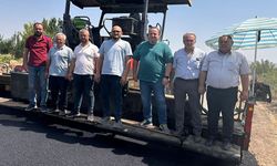Ağzıkara köyünde sıcak asfalt çalışmaları devam ediyor