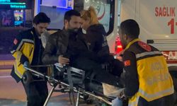 Sedye üzerinden telefonu elinden bırakmadı