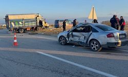 Kamyonet otomobil çarpıştı, 6 yaralı