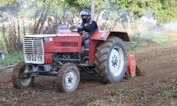 Kask, gözlük, eldiven... Traktörümüze bindik, tarlamızı sürüyoruz!..