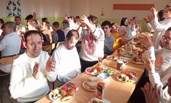 Zihinsel engelliler kahvaltıda bir araya geldi