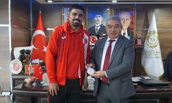 Milli Futbolcu Emre Kılınç, Şuhut'u ziyaret etti