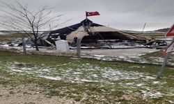 Çadır salon rüzgarın şiddetiyle parçalandı