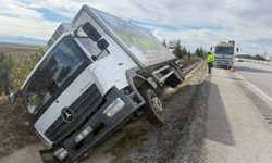 Peynir yüklü kamyon devrildi