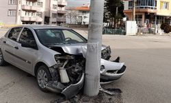 Yol ortasındaki direk yine kazaya neden oldu!..