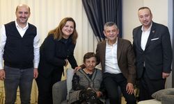 Özgür Özel, Burcu Köksal'ın hasta olan annesini ziyaret etti