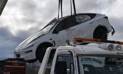 Afyon'da Tesla kaza yaptı, 2 yaralı