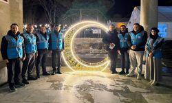 AK Partili gençler, teravih çıkışında ikramda bulundu