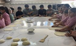 Miniklerin pişirdiği pideler ihtiyaç sahiplerine ulaştırıldı