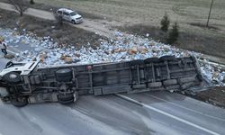 Paket süt yüklü tır devrildi